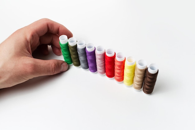 Mâini lucrând broderie colorată